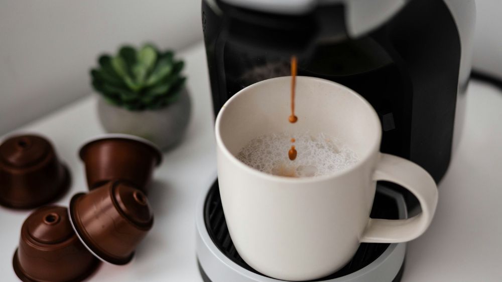Single-Serve Coffee Pods vs. Refillable Pods & Moka Pots: Which Saves More Money?