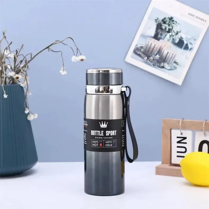 Thermal water bottle with double-walled stainless steel design, keeps drinks hot for 12 hours and cold for 24 hours. Leak-proof and eco-friendly, ideal for travel and sports.