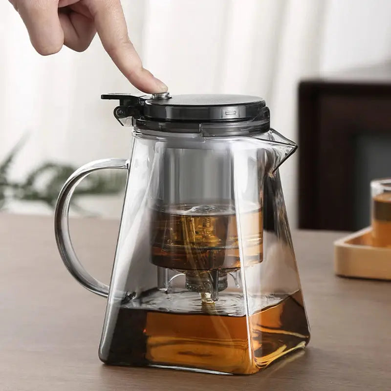 Elegant glass teapot with press tea strainer for loose-leaf brewing. Heat-resistant design with a water separation filter for a perfect tea experience.