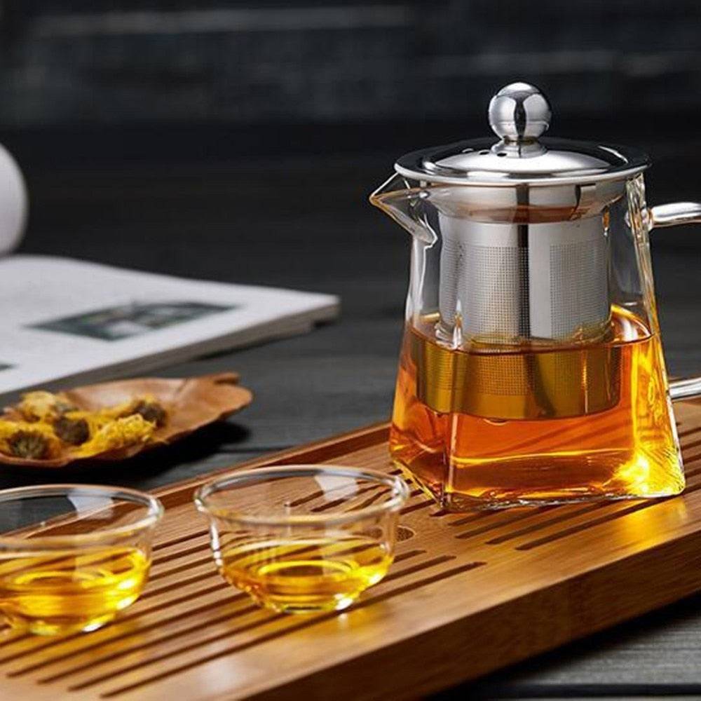 Infuser teapot with a 550ml capacity, featuring a stainless steel lid and mesh filter for effortless tea brewing. Made of high-quality glass for optimal flavor infusion.